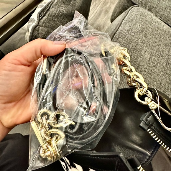 Cavalcanti calf bag NWT Comes with a free fendi designer Jewerly or scarf. - Picture 6 of 12